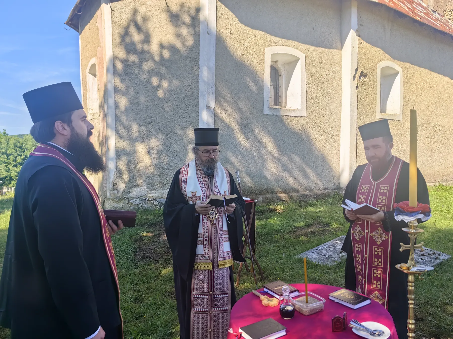 Архиепископ горњокарловачки служио парастос над масовном гробницом у Студенцима